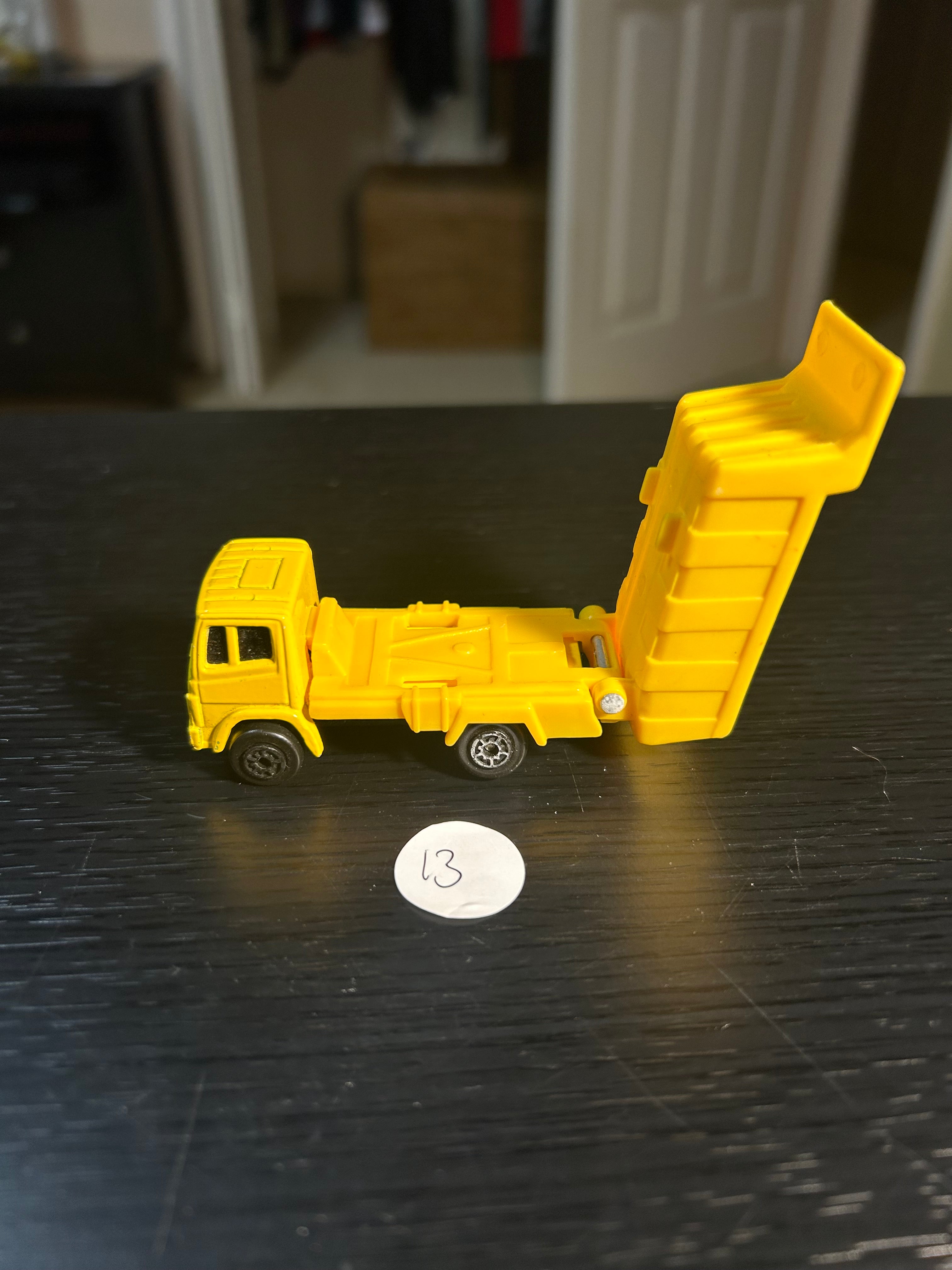 Toy Car Maisto Kid Connection 1/64 Yellow Dump Truck 112
